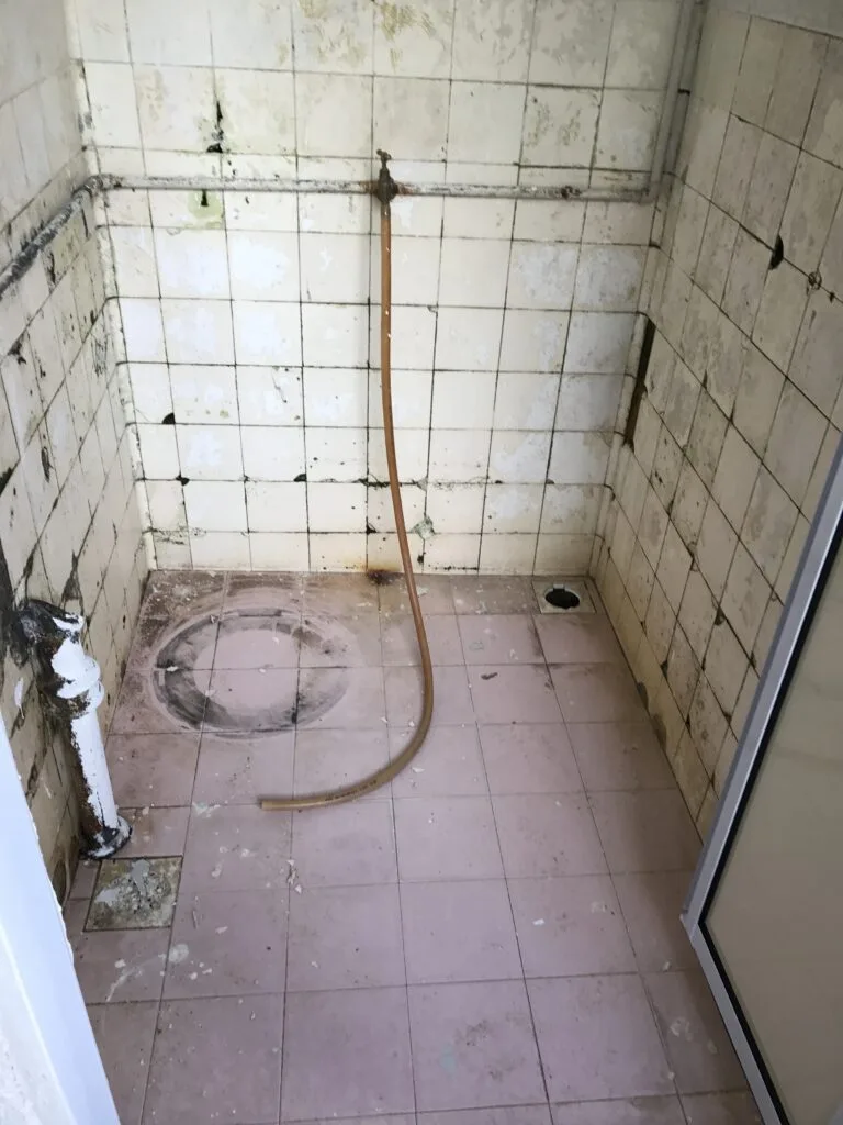 Before: Wall tiles epoxy